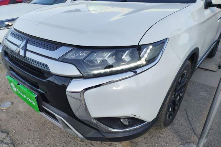 Used Mitsubishi Outlander 2019 2.4L 4x4 Zhi Xiang Edition 5 Seats China VI Standard
