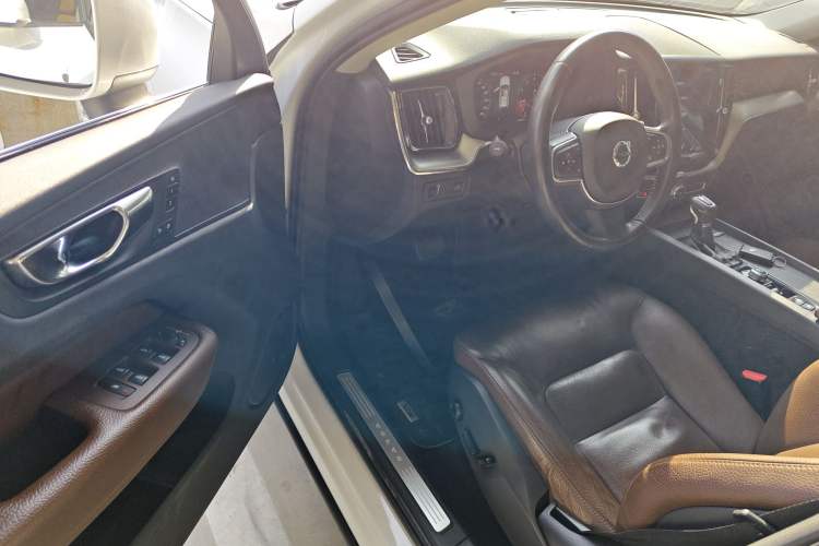 Used Volvo XC60 2019 T5 4x4 Zhiyuan Edition China VI Standard
