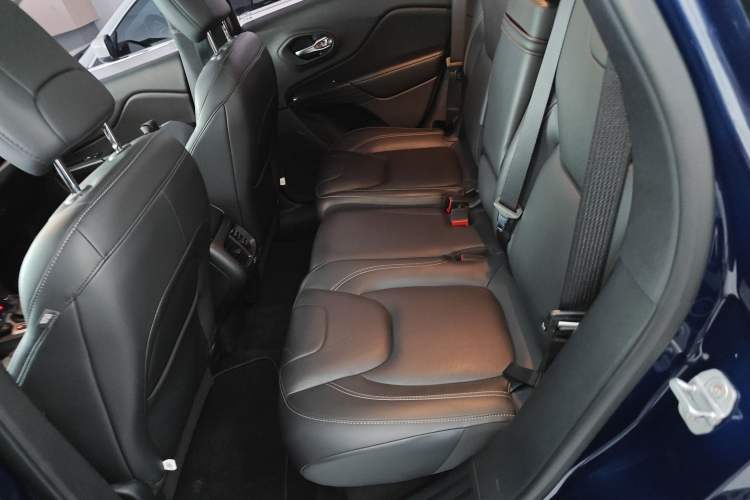 Used  Cherokee 2017 2.4L Leading Smart Edition
