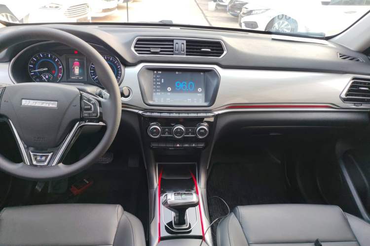 Used Haval H2 2018 Chuanxiang Edition Blue Badge 1.5T Dual-Clutch Two-Wheel Drive Fashionable Model
