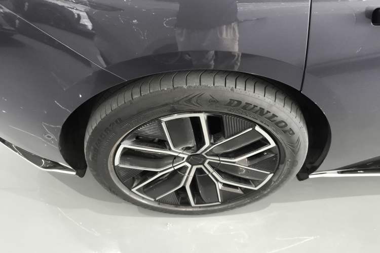 Used  12 2024 700 Three-Laser Rear-Wheel Drive Luxury Edition
