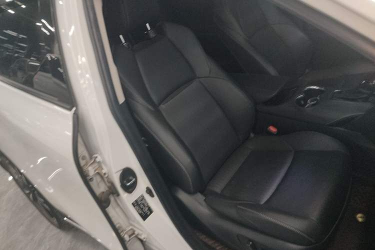 Used Toyota Venza 2023 2.5L Smart Electric Hybrid Dual-Drive Prestige Version
