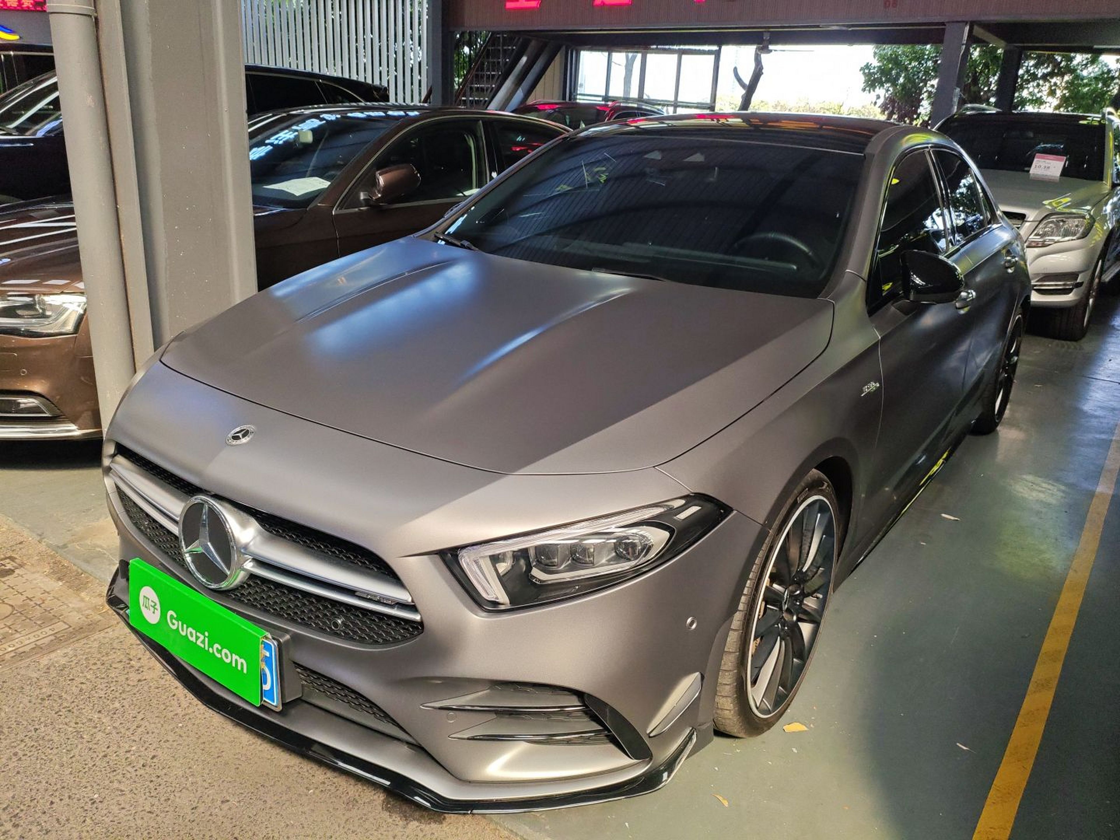 Под передней частью автомобиля