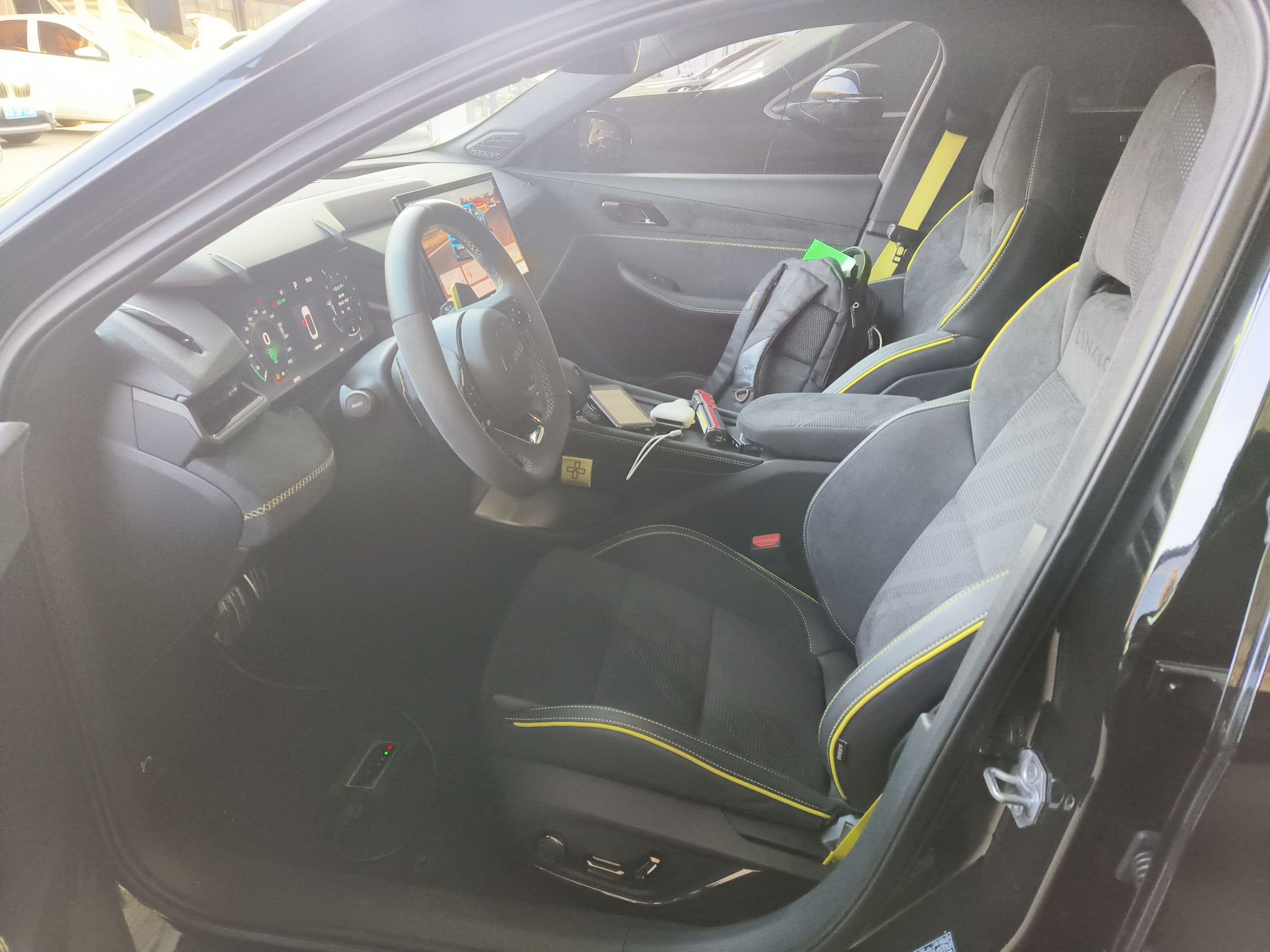 Переднее сиденье в автомобиле