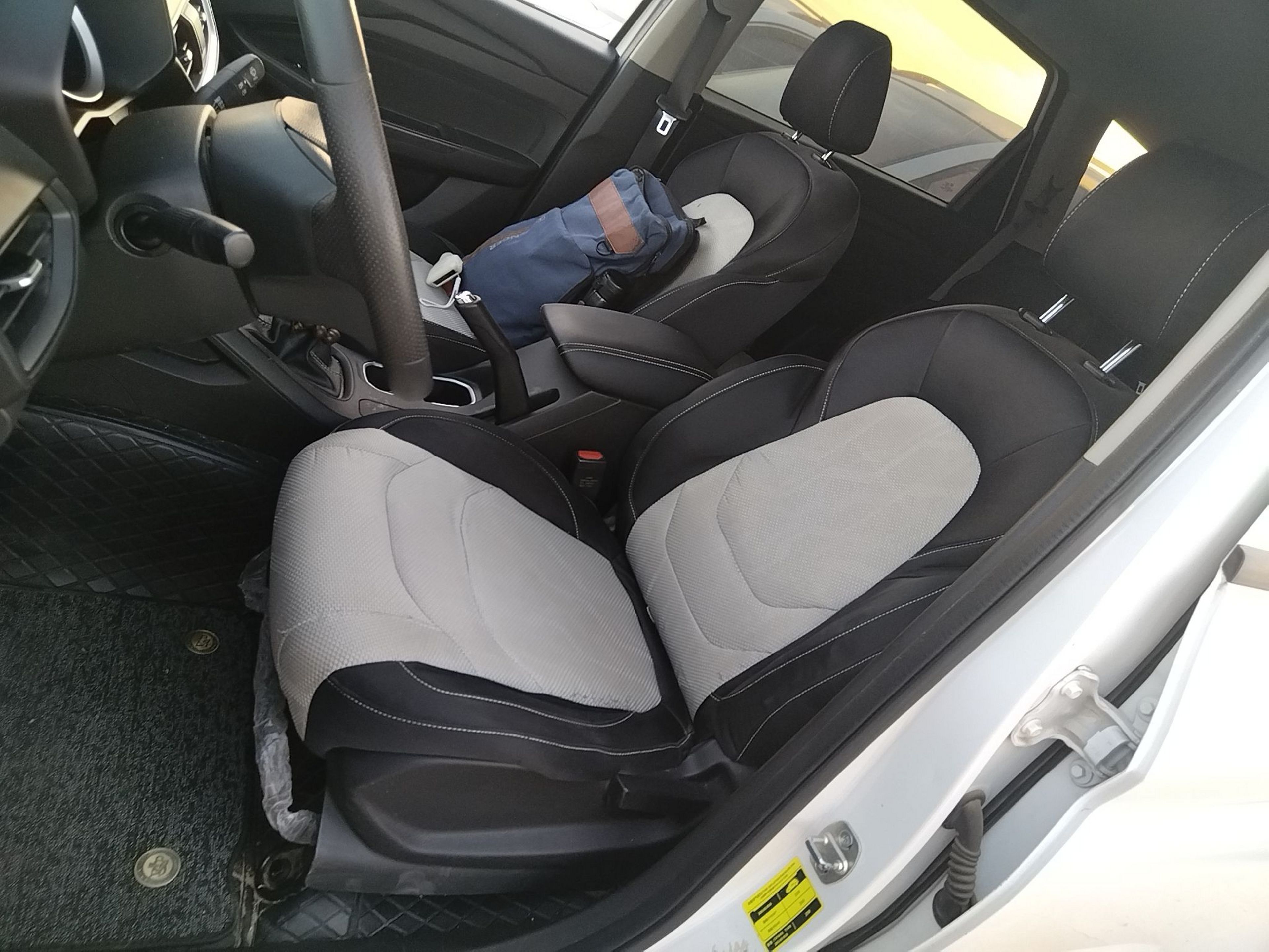 Переднее сиденье в автомобиле