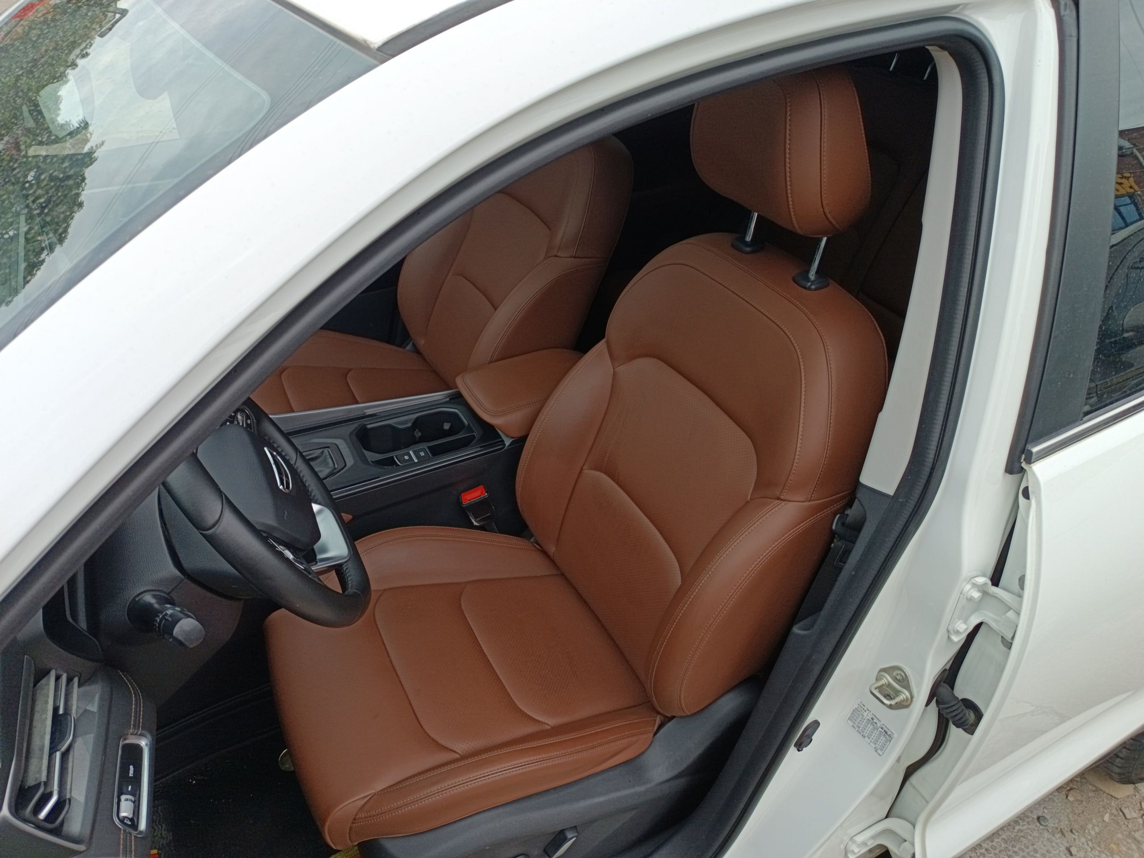 Переднее сиденье в автомобиле