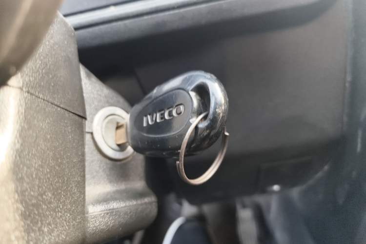 Used Iveco Daily 2020 2.5T A35 Passenger Van with Dual Tires Mid-Roof Design 5-9 Seater China V Emission Standard