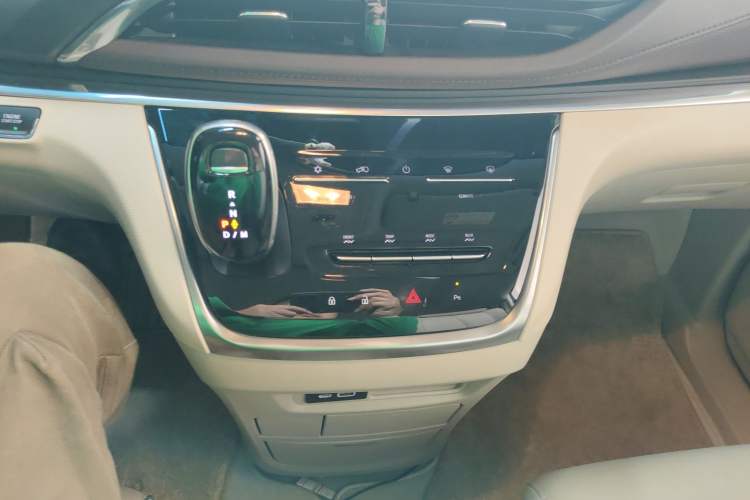 Used Buick GL8 2021 Land Cruiser Executive Class 652T Luxury Model
