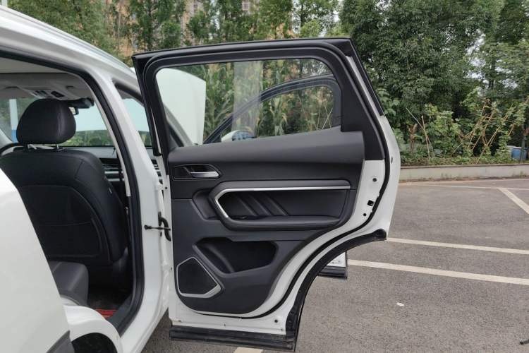 Used Haval H6 2017 Red Label 2.0T Automatic Two-Wheel Drive ZhiShang Model
