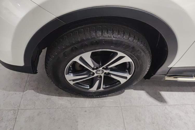 Used Toyota RAV4 2015 2.0L CVT Four-Wheel Drive New Edition
