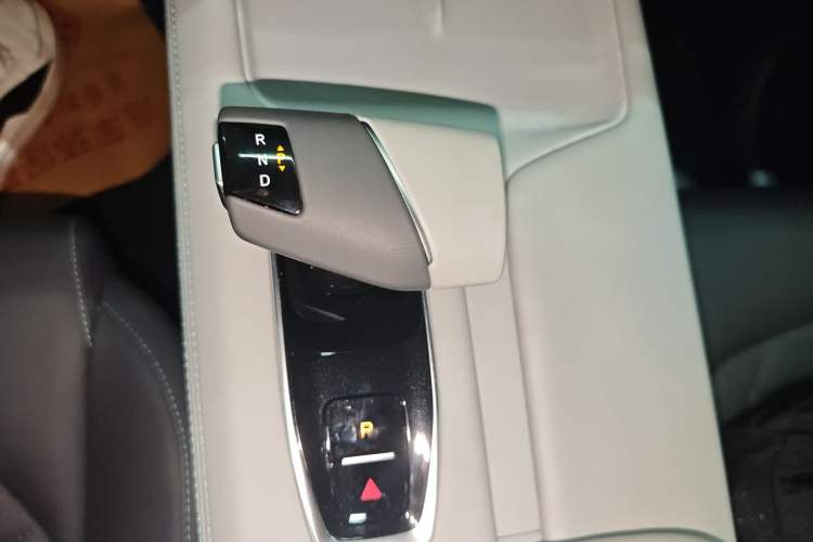 Used Changan UNI-Z New Energy 2024 Blue Whale Smart Electric iDD 125km Beyond Edition
