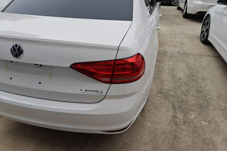 Used Volkswagen Lavida 2015 1.6L Manual Fashion Edition
