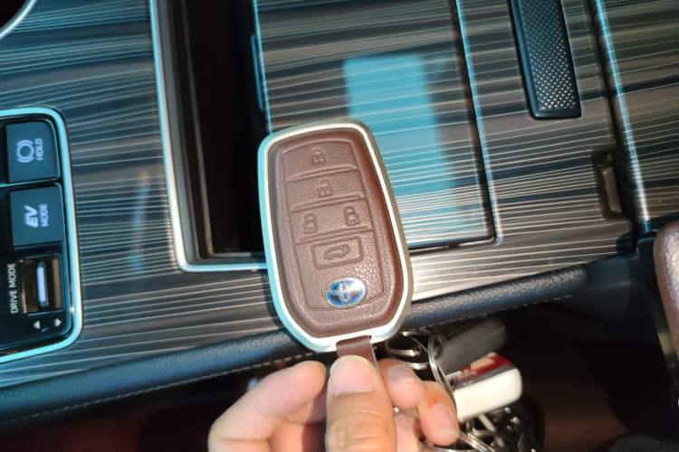 Used Toyota Granvia 2022 2.5L Hybrid Flagship Edition
