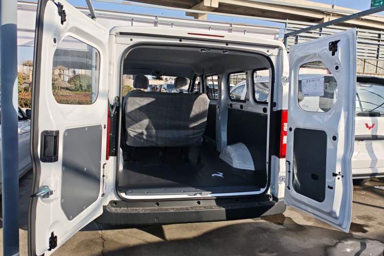 Used Wuling Yangguang 2024 300KM Comfort Version Passenger Van 75kW