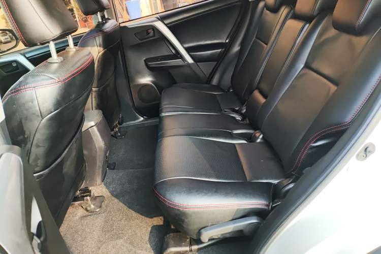 Used Toyota RAV4 2016 2.0L CVT Two-Wheel Drive Fashion Edition China V Standard
