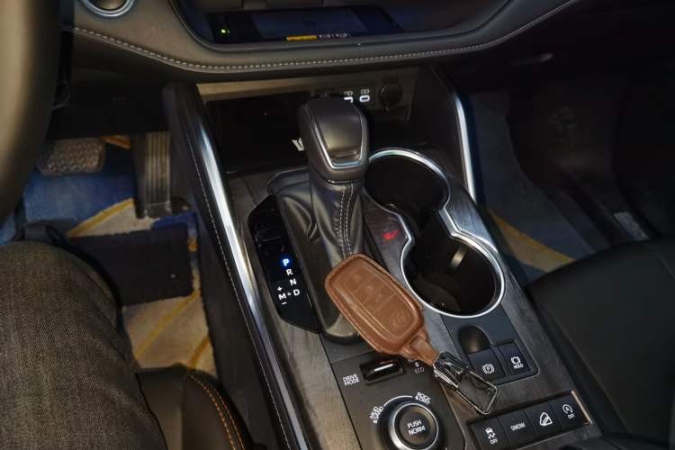 Used Toyota Crown Land Cruiser 2024 2.0T All-Wheel-Drive Prestige Version
