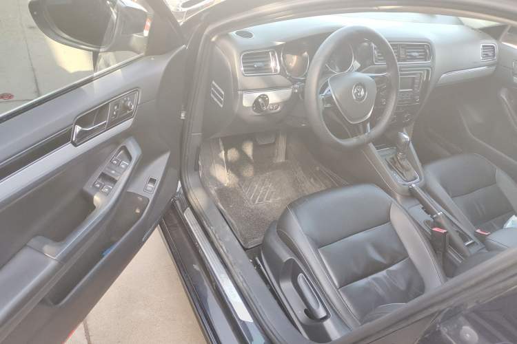 Used Volkswagen Sagitar 2015 230TSI Automatic Comfort Version
