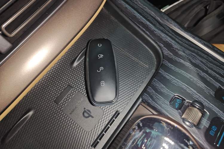 Used Denza D9 2022 DM-i 1040 Prestige Model