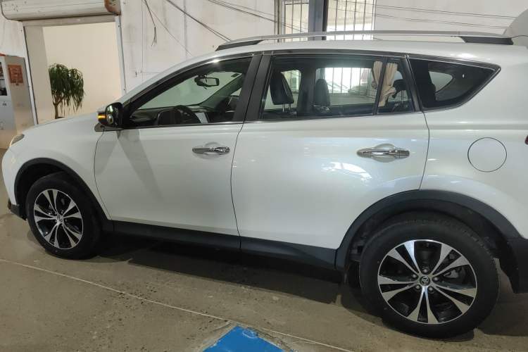 Used Toyota RAV4 2015 2.5L Automatic 4x4 Elite Edition
