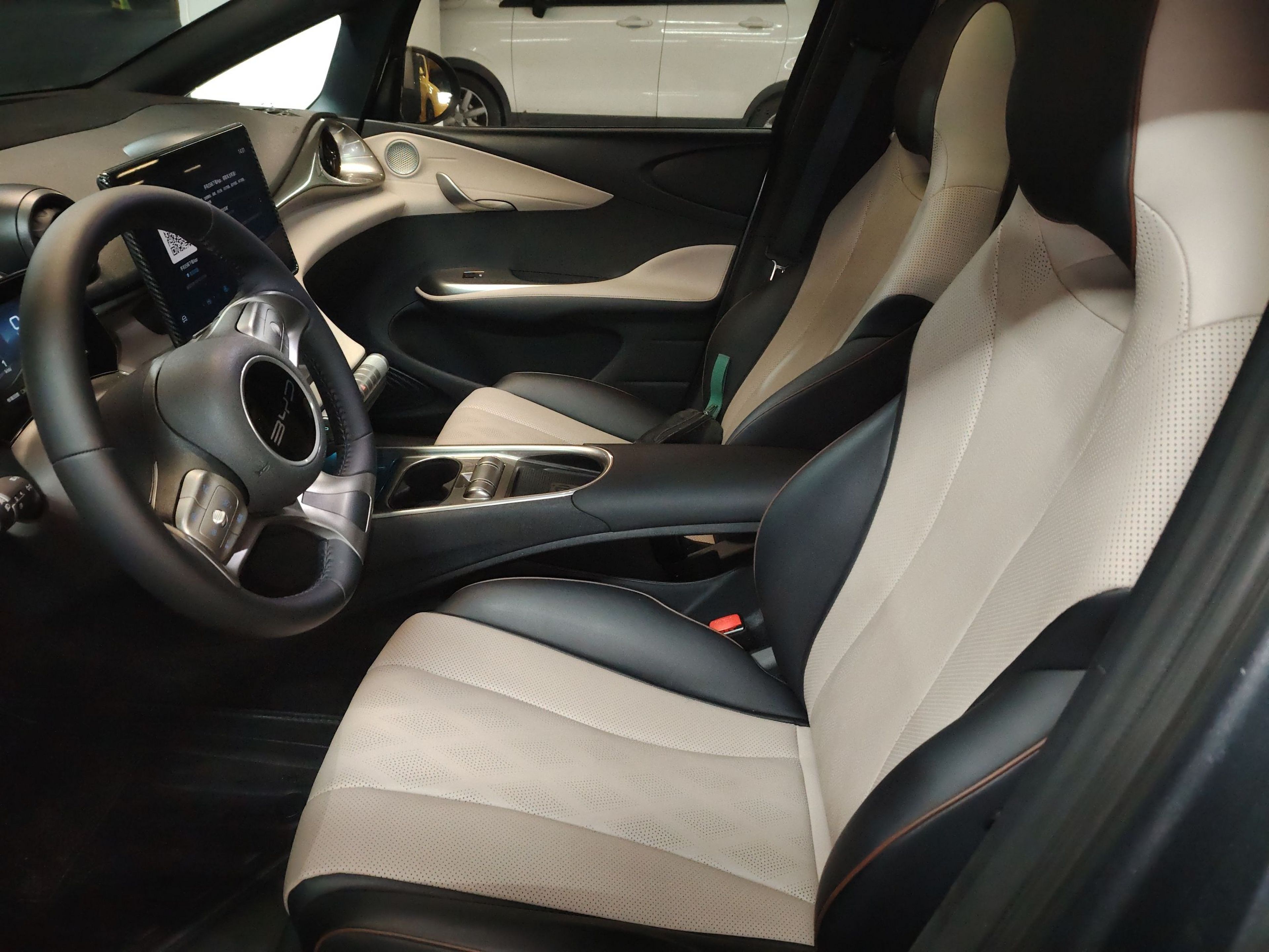 المقاعد الأمامية داخل السيارة