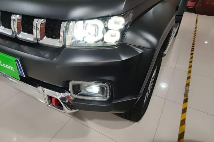 Used  BJ40 2023 2.0T Automatic Four-Wheel Drive Urban Hunter Edition Chivalrous Type
