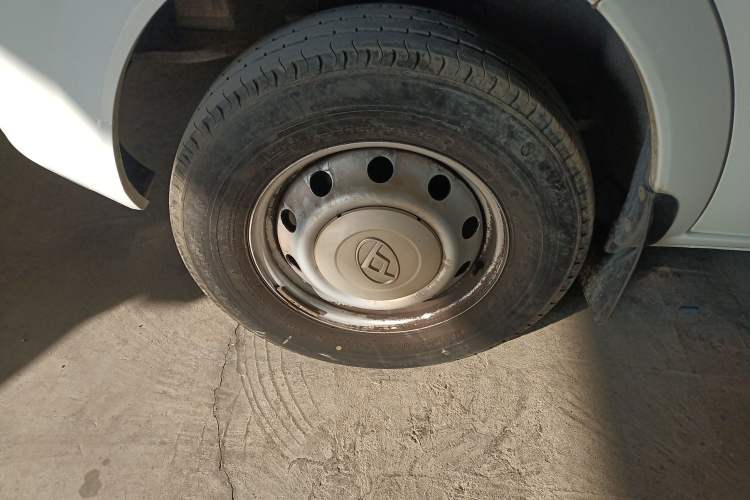 Used SAIC MAXUS Xintu V80 2023 2.0T Manual Classic Aoyuntong Short Wheelbase Mid-Roof 5/6-Seater
