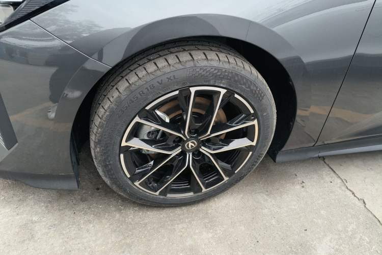 Used Changan UNI-V iDD 2024 Blue Whale Smart Electric iDD 136km ZhiKu Model
