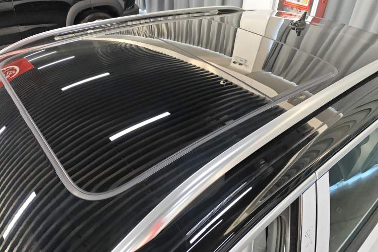 Used Volkswagen T-ROC 2025 Facelifted 300TSI DSG Two-Wheel-Drive Starlight Edition
