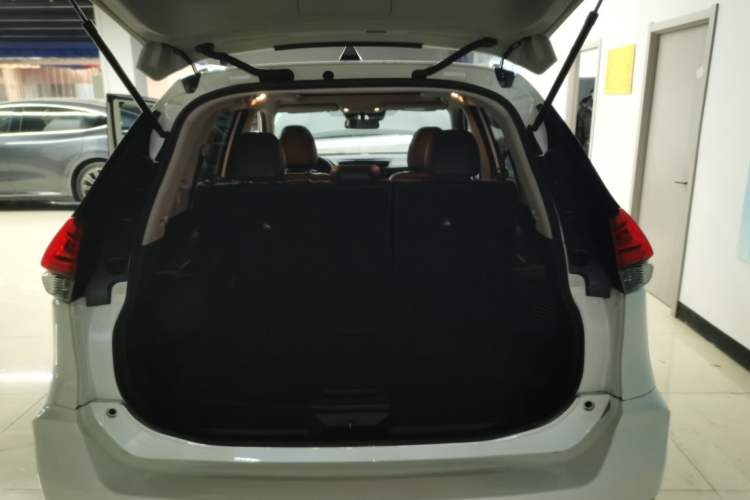 Used Nissan X-Trail 2023 Classic 2.0L Two-Wheel Drive Smart Connect Premium Edition