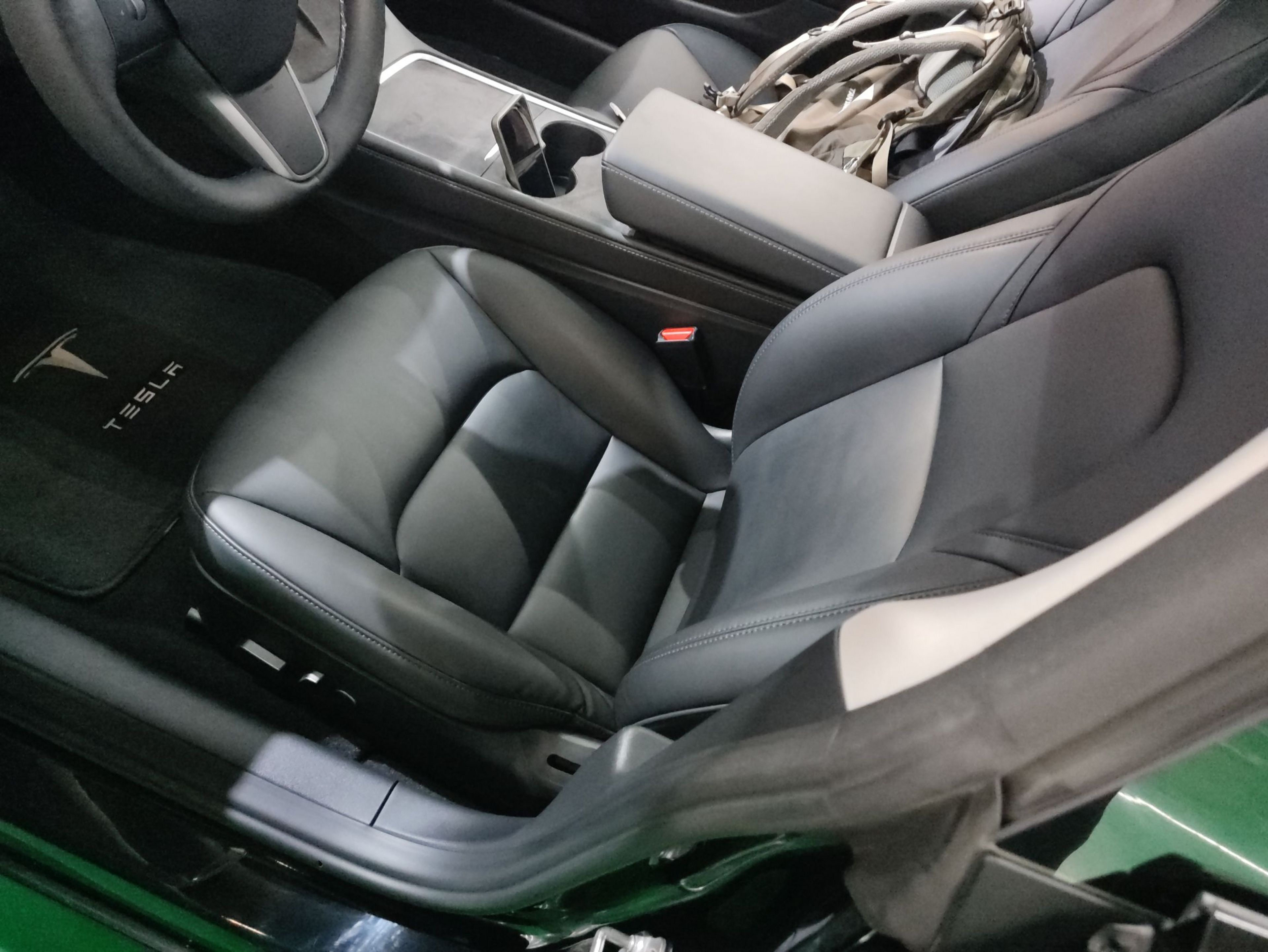 Переднее сиденье в автомобиле