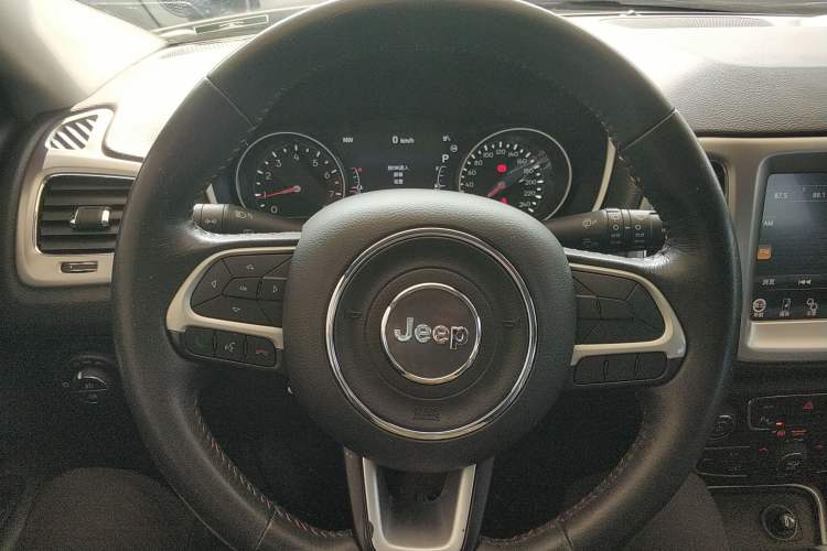 Used  Compass 2017 200T Automatic Family Edition
