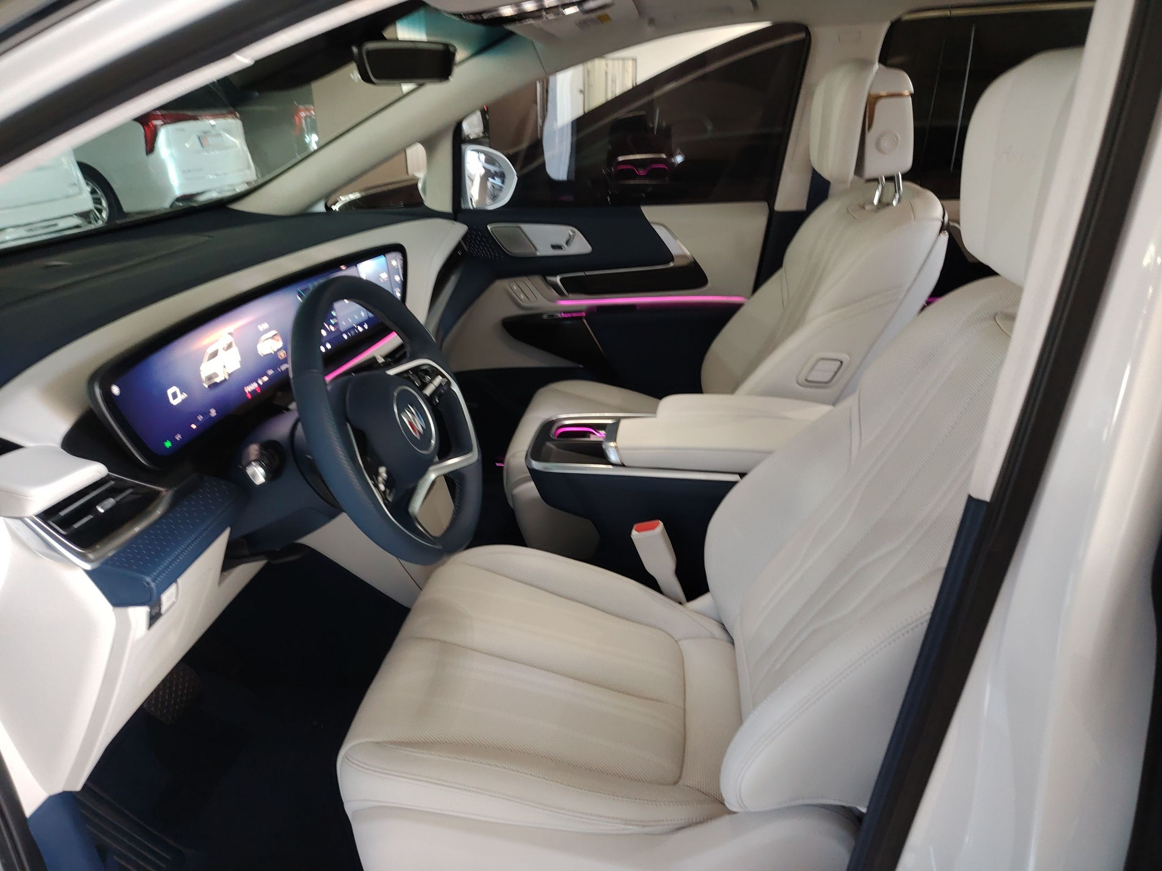 المقاعد الأمامية داخل السيارة