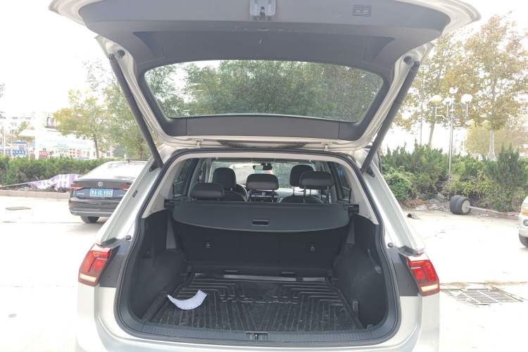 Used Volkswagen Tiguan L 2020 330TSI Automatic Two-Wheel Drive Smart Luxury Edition China VI Standard
