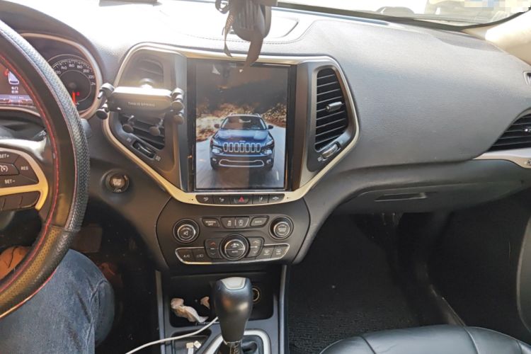 Used  Cherokee 2016 2.4L Leading Edition