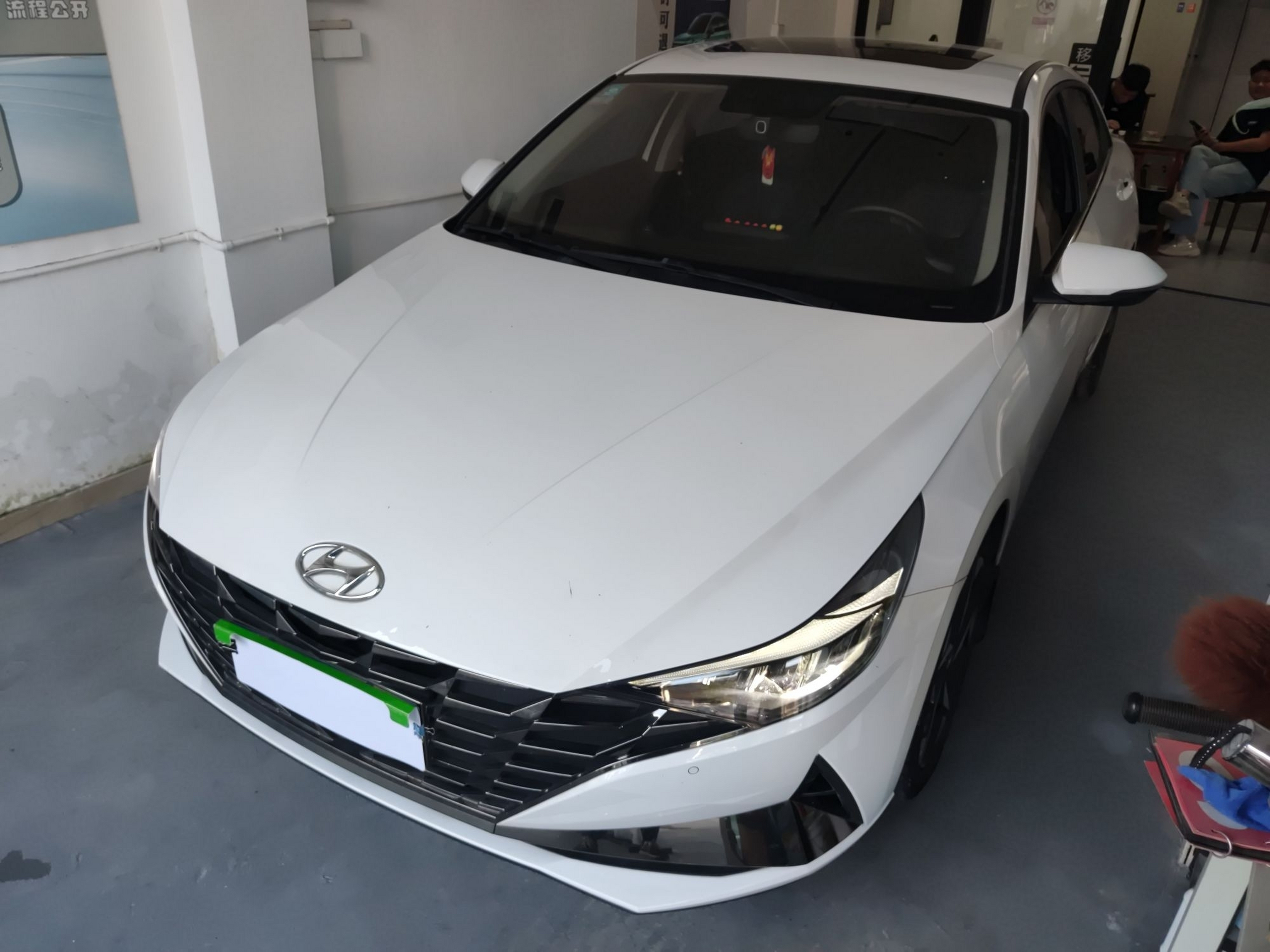 تحت مقدمة السيارة