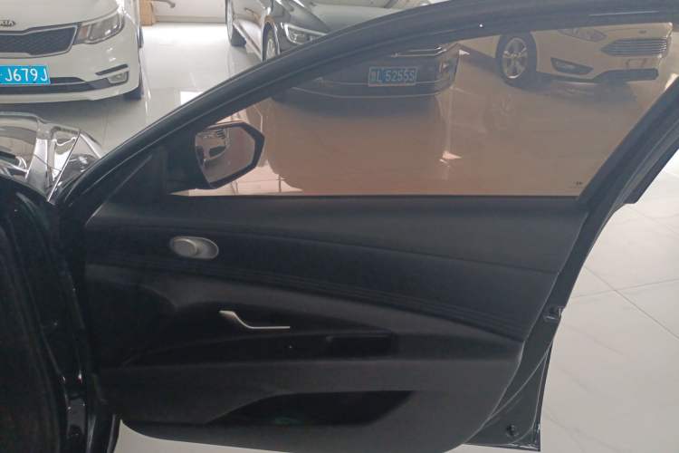 Used Hyundai Elantra 2023 1.5L CVT LUX Prestige Edition
