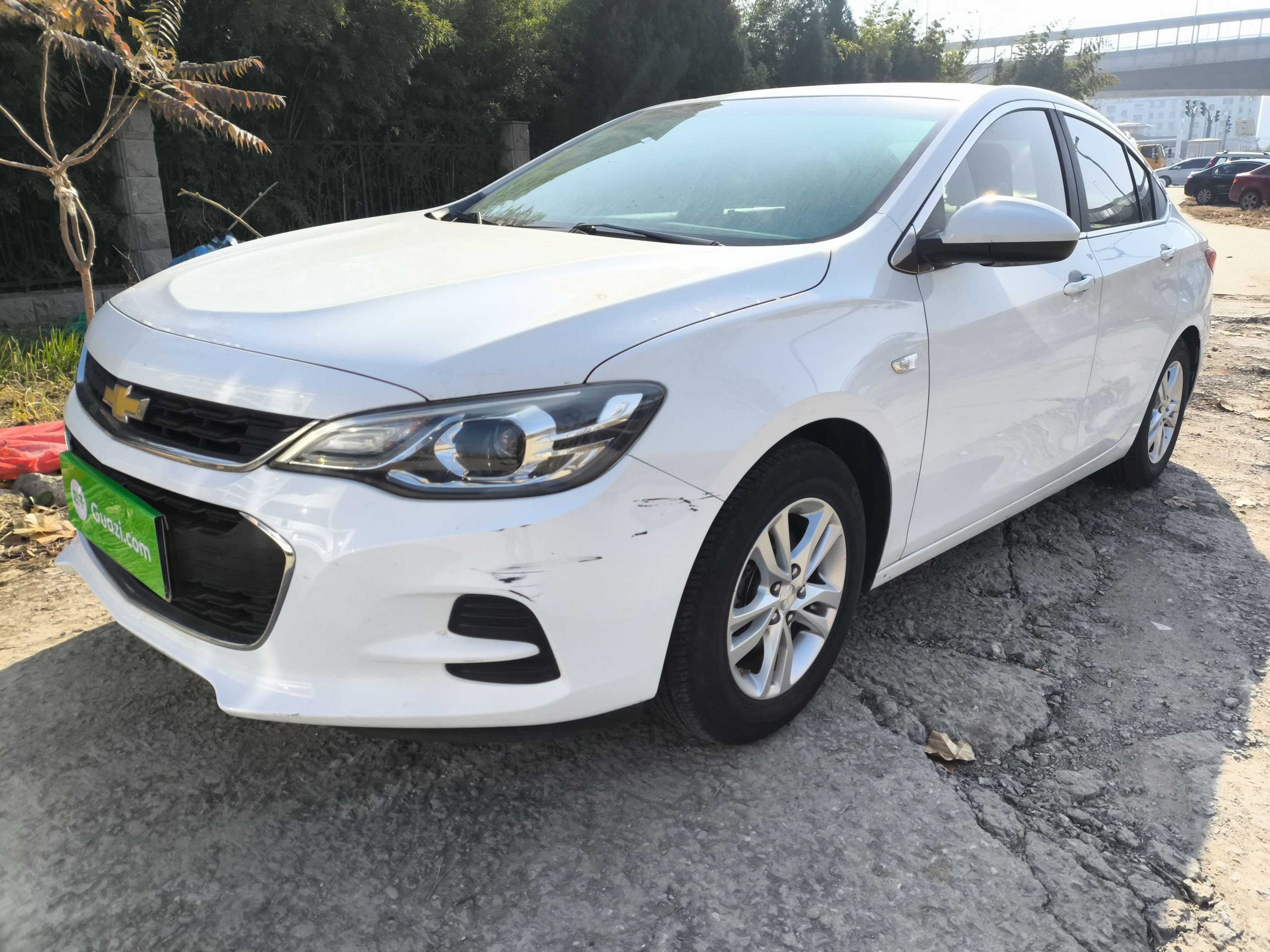 Под передней частью автомобиля