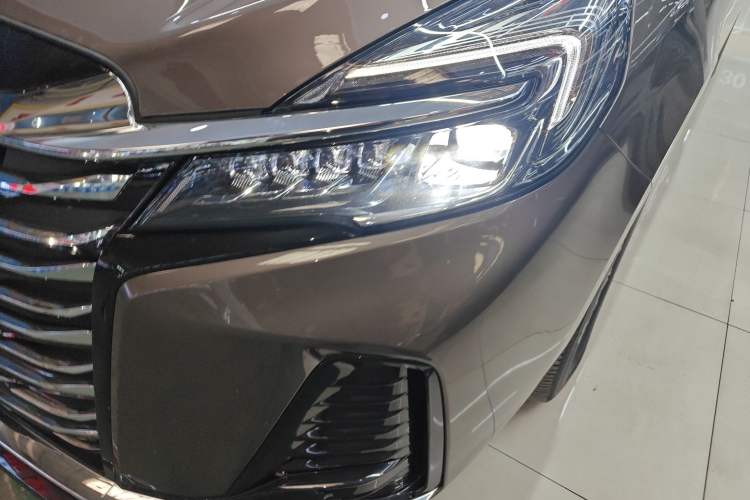 Used Buick GL8 2023 Facelifted Land Cruiser Executive Luxury Version
