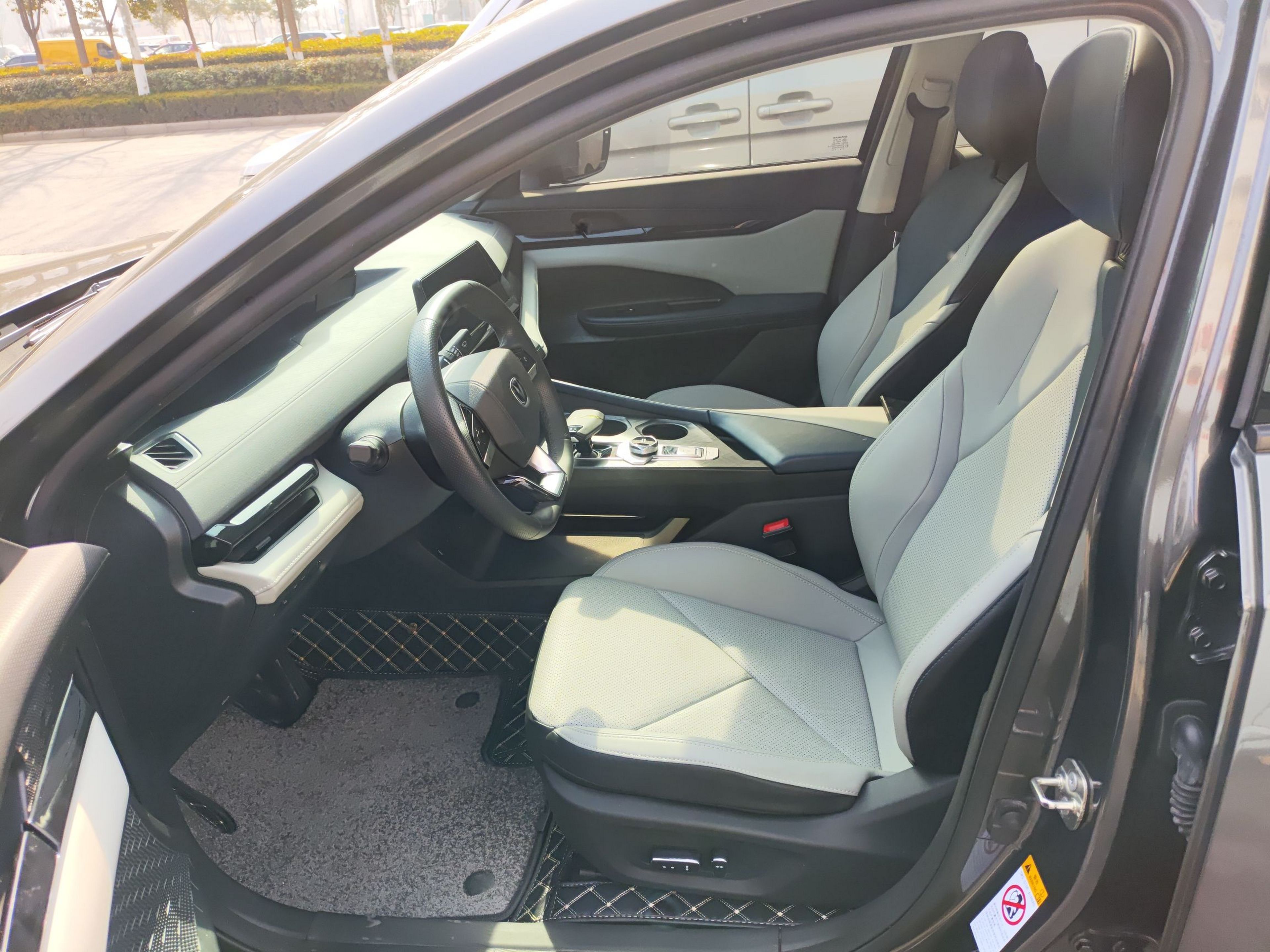 Переднее сиденье в автомобиле