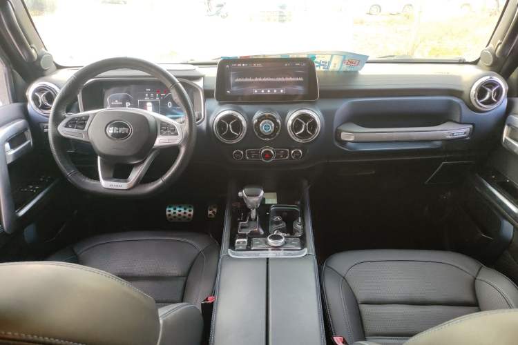 Used  BJ40 2019 2.3T Automatic Four-Wheel Drive Urban Hunter Edition Premium Model China VI Emission Standard
