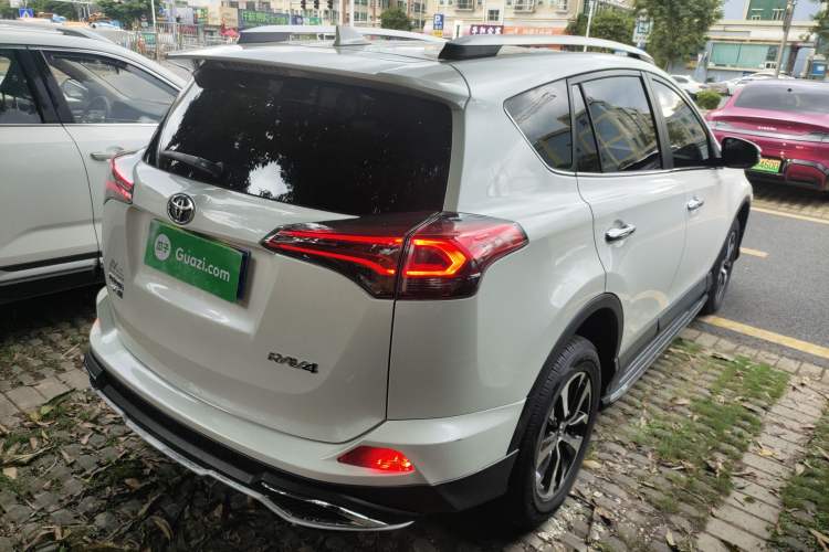 Used Toyota RAV4 2016 2.0L CVT Two-Wheel Drive Fashion Edition China V Standard
