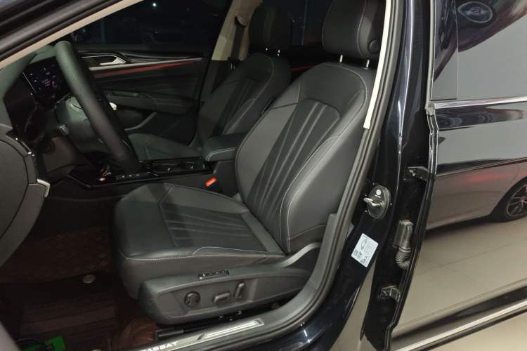 Used Volkswagen Passat 2025 Outstanding Model 380TSI Dragon Glory Edition
