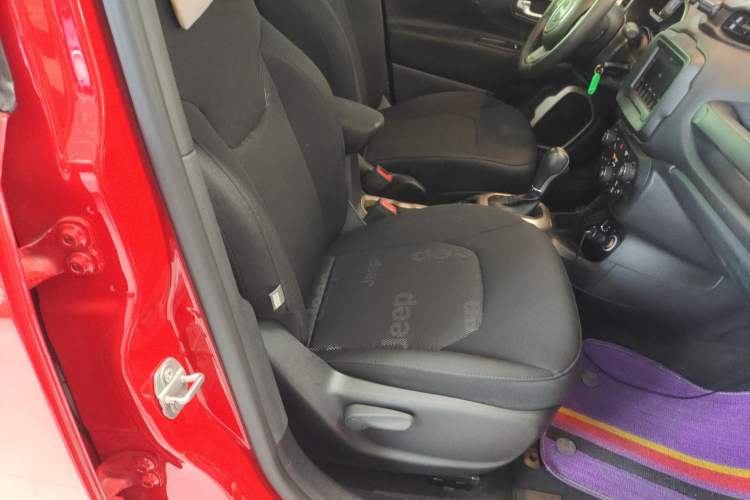 Used  Renegade 2018 Connected Large Screen Version 180T Automatic High-Energy Edition
