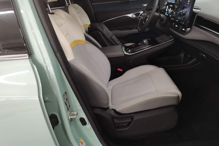 Used AION V 2021 Plus 70 Super Fast Charging Version Ternary Lithium
