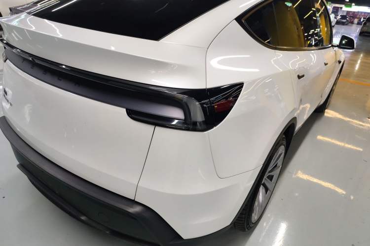 Used Tesla Model Y 2025 Long-Range All-Wheel-Drive Version
