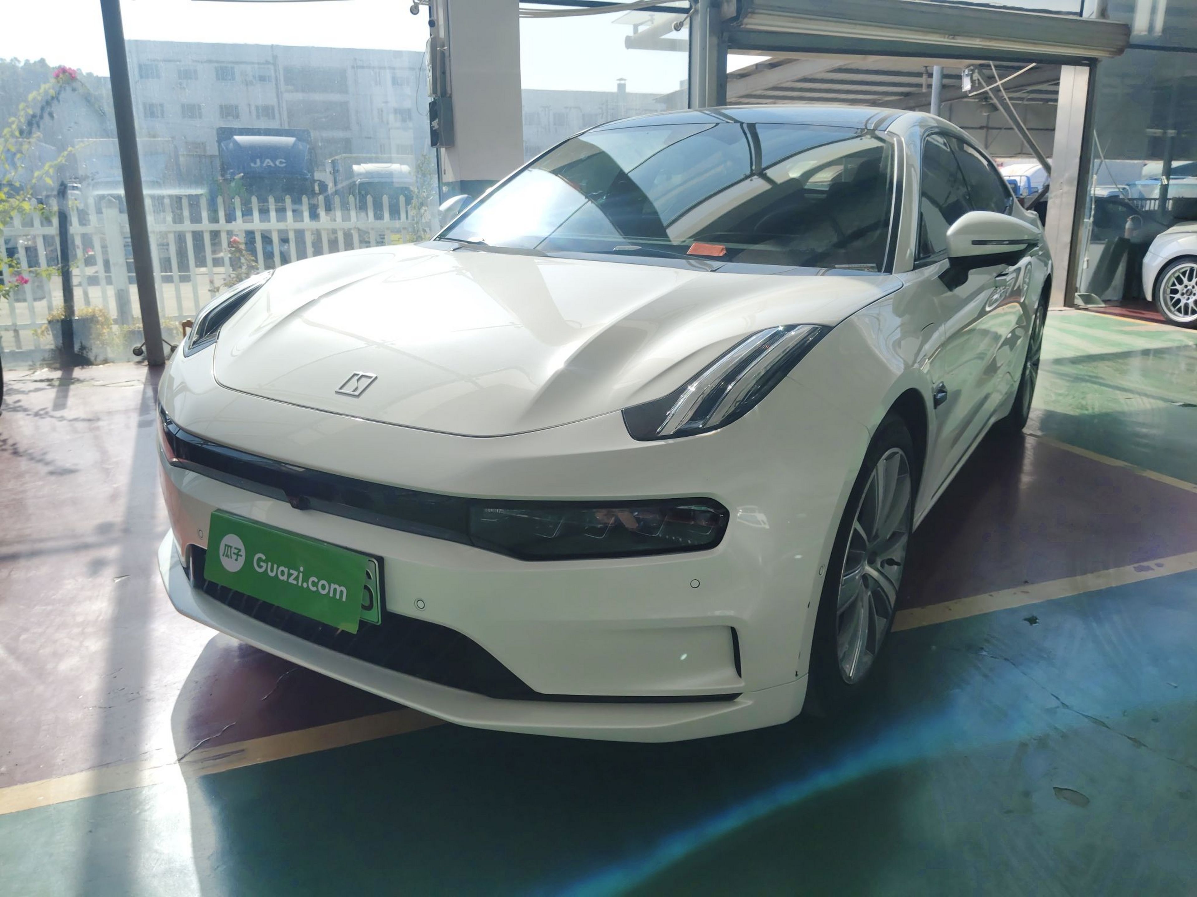 تحت مقدمة السيارة