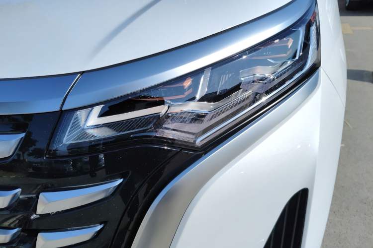 Used Denza D9 2022 DM-i 1040 Prestige Model
