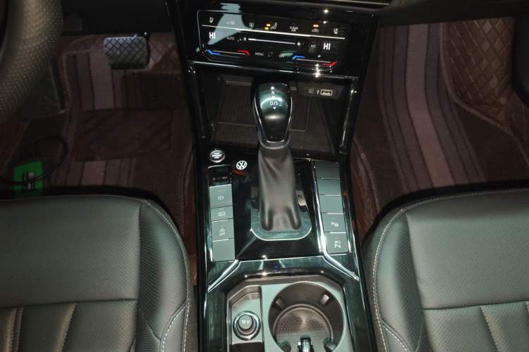 Used Volkswagen Passat 2025 Outstanding Model 380TSI Dragon Glory Edition
