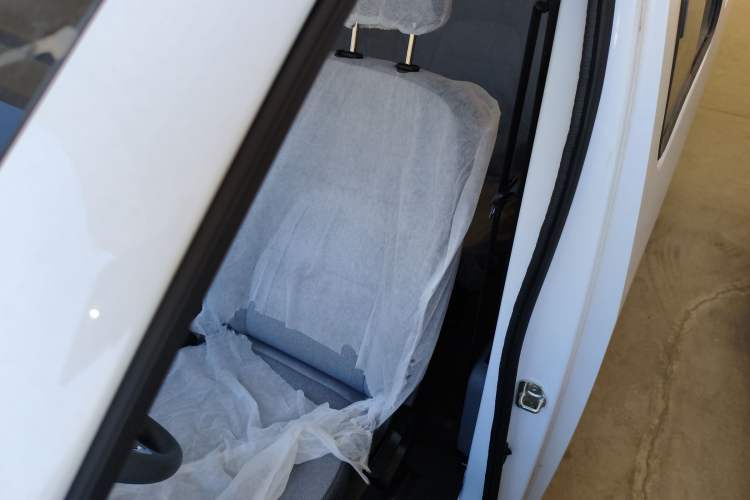 Used Wuling Yangguang 2024 300KM Comfort Version Passenger Van 75kW