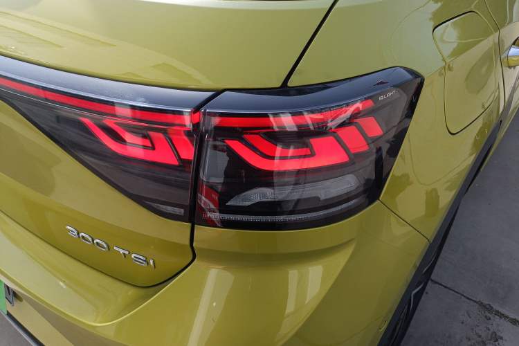 Used Volkswagen T-ROC 2023 300TSI DSG Two-Wheel Drive Starlight Edition
